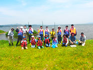 宍道湖岸で集合写真撮影