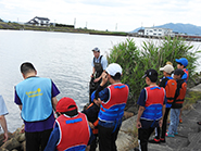 仕掛けで採れた生きものを確認