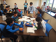 発表に向けて団員同士で話し合い