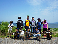宍道湖湖岸で集合写真